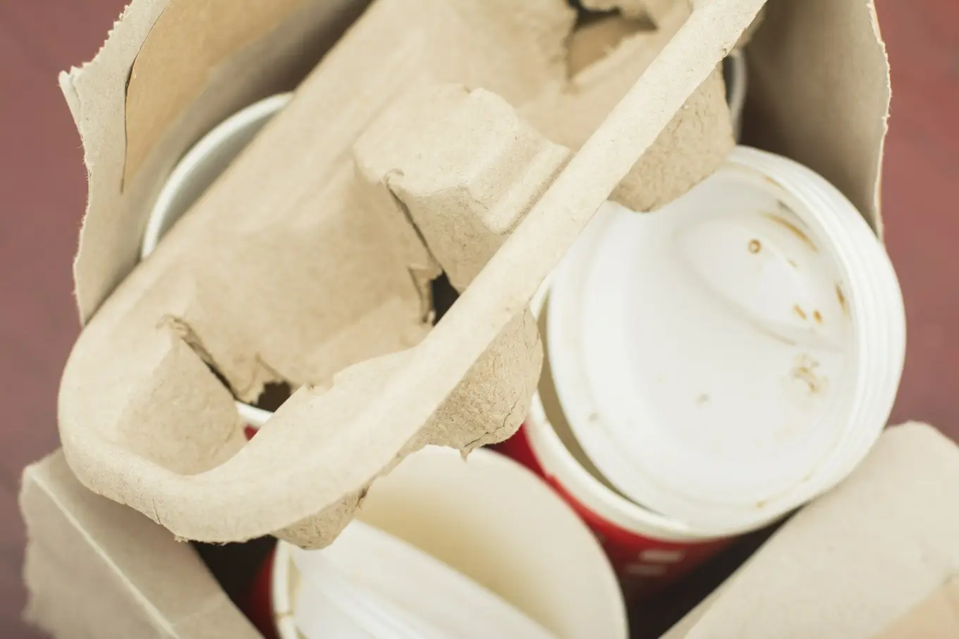 zużyte opakowania papierowe